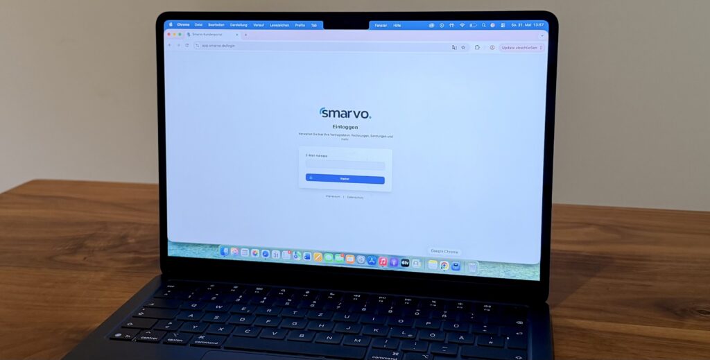 Smarvo Kundenportal Login-Seite auf einem MacBook auf einem Holzschreibtisch