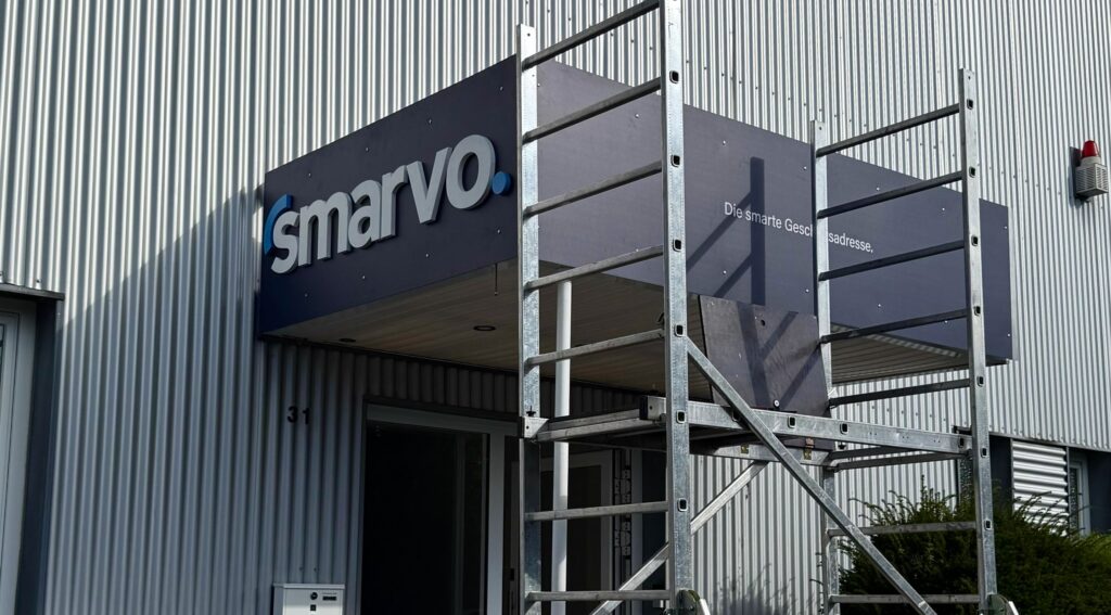 eues Smarvo Eingangsschild mit Logo und Slogan am Gebäude in der Südstraße 31 in Kamp-Lintfort