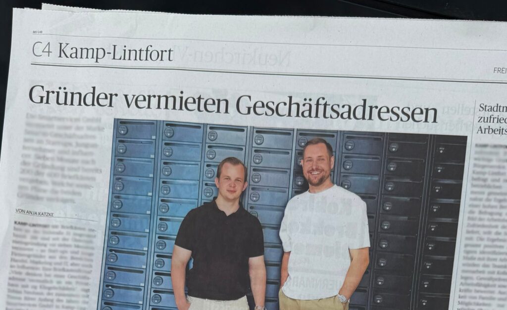 Rheinische-Post-Artikel „Gründer vermieten Geschäftsadressen" mit den Smarvo-Gründern Timon Ritter und Tobias Neuhaus vor der Briefkastenanlage in Kamp-Lintfort.